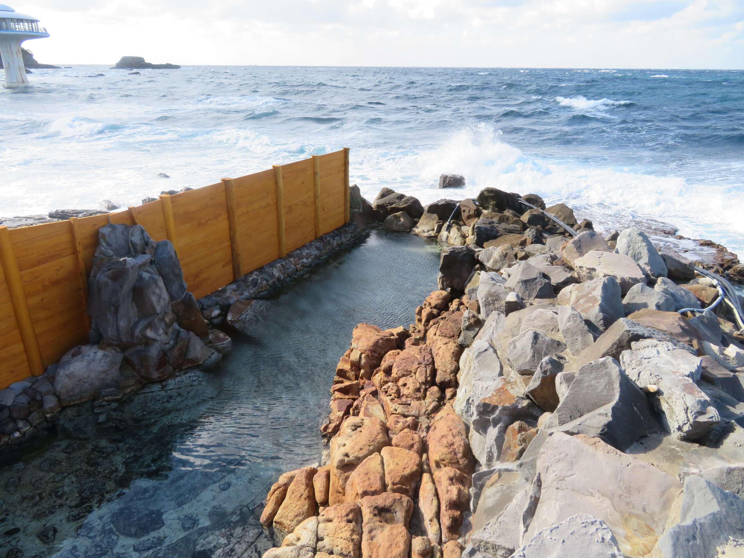 崎の湯」、目の前に雄大な太平洋が広がり、波飛沫が届くダイナミックなロケーション