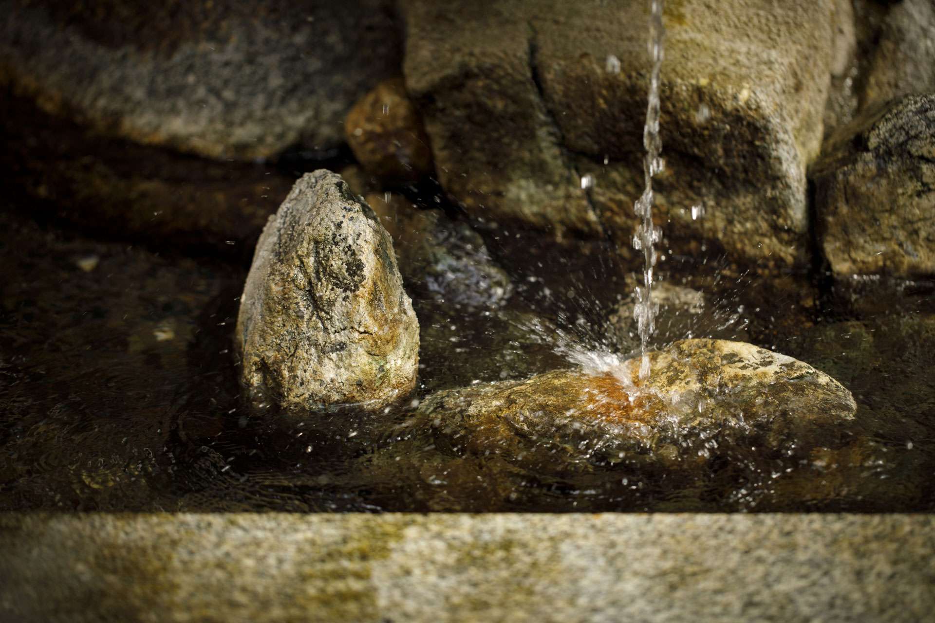 江戸時代には湯治場として栄え、外湯文化を移す '湯の曲輪' が象徴